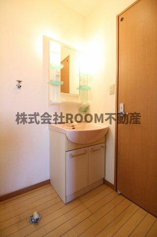 洗面設備　ゆったりとスペースのある洗面所