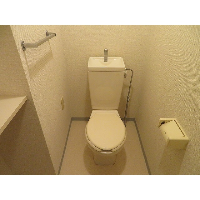 トイレ　落ち着いた色調のトイレです