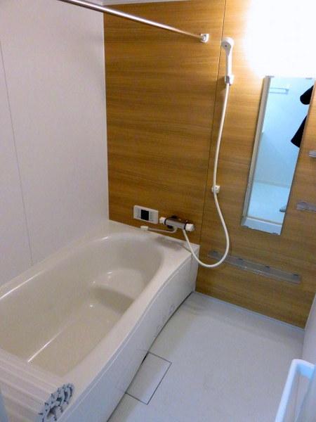 バス・シャワールーム　広い一坪風呂が魅力的。