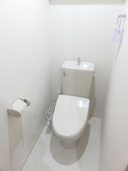 トイレ　ウォシュレット完備。