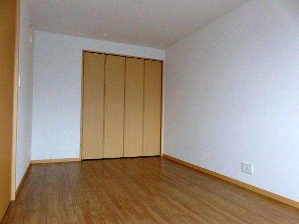 その他部屋・スペース　寝室も約８帖あります。