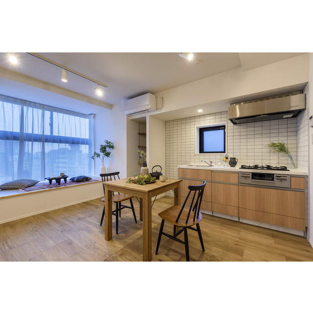 居室・リビング　家具・調度品等は配置例です。実際の賃貸住