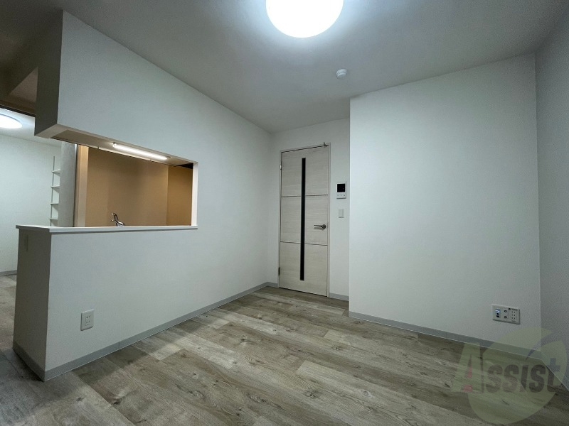 居室・リビング　フローリングや壁の色がお洒落な印象のリビングです。