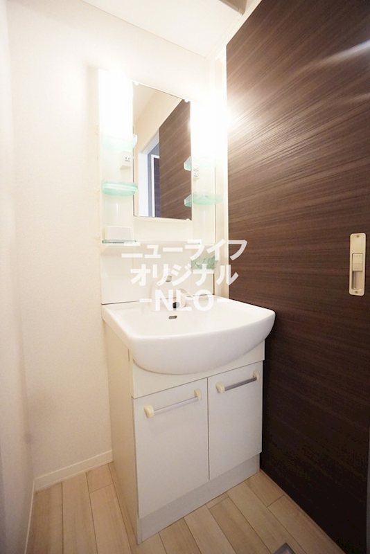 洗面設備　シャワー付き洗面台で朝の支度も楽にできます☆