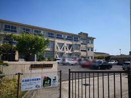 小学校　岡山市立富山小学校（小学校）まで928m