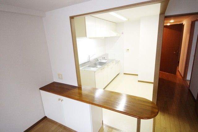 キッチン　同タイプの別部屋参考写真です