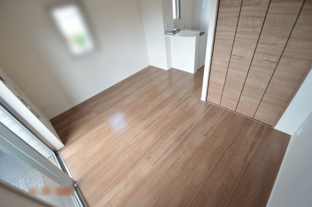 居室・リビング　※現況優先（中部屋の為、側面窓なし）