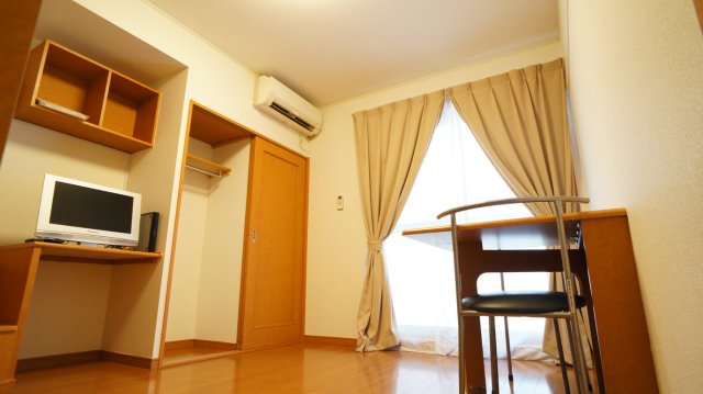 居室・リビング　収納も完備！リビングを広く使えます!