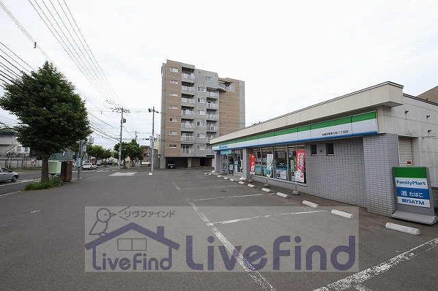 コンビニ　ファミリーマート札幌月寒東5条11丁目店（コンビニ）まで308m