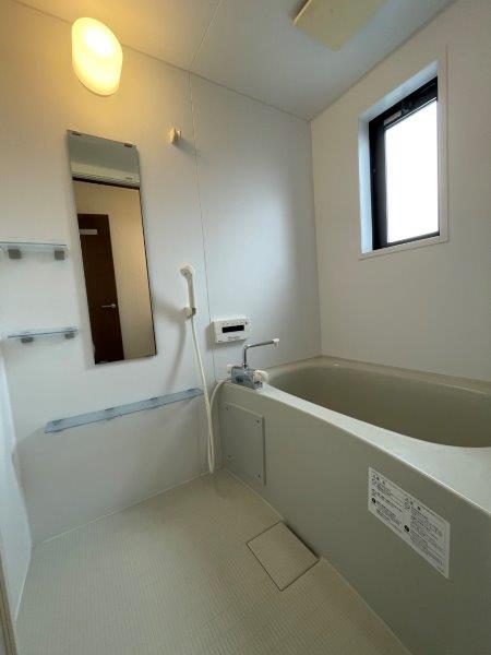 バス・シャワールーム　追炊き・換気窓有り♪