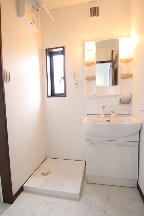 洗面設備　シャンプードレッサータイプの洗面台です♪