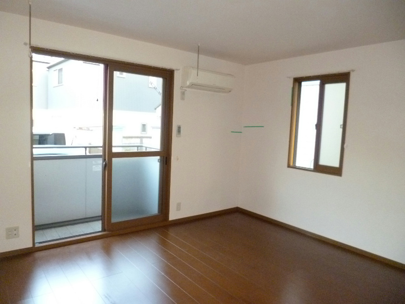 居室・リビング　※同建物、別室の画像です。