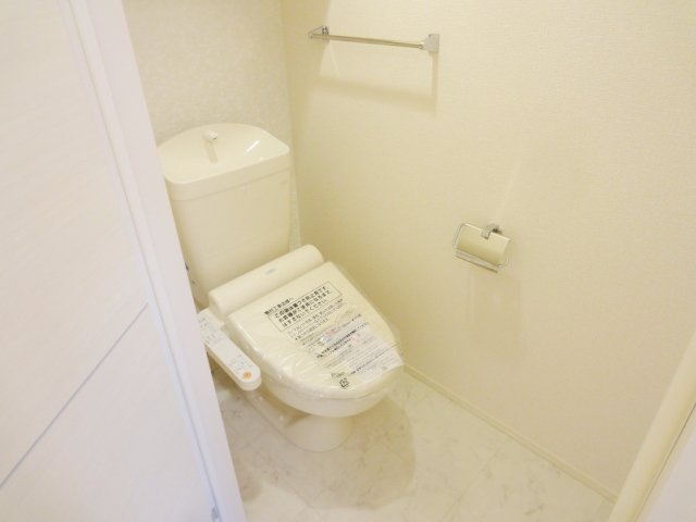 トイレ　同物件別号室の写真です。