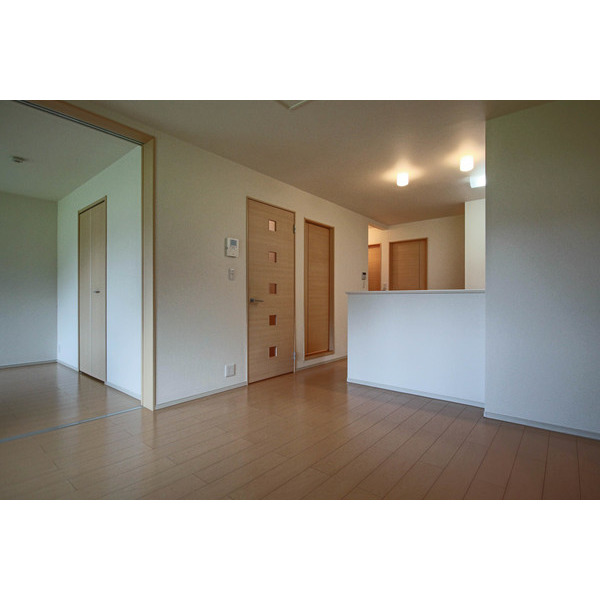 居室・リビング　同じ建物の別なお部屋