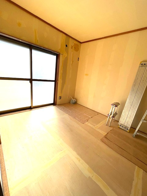 居室・リビング　天井・壁クロス、床貼替します。