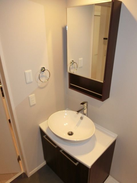 洗面設備　オシャレな独立洗面台