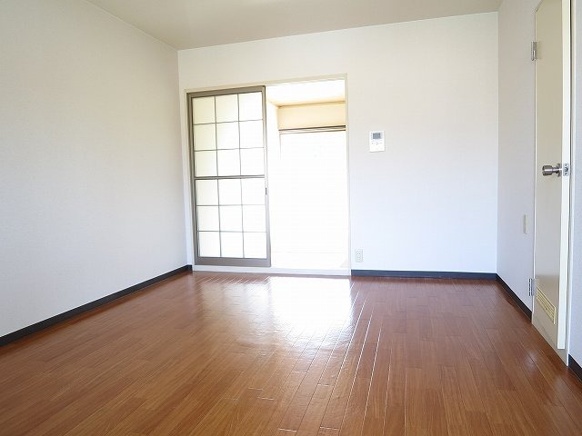 居室・リビング　異なる号室の写真です