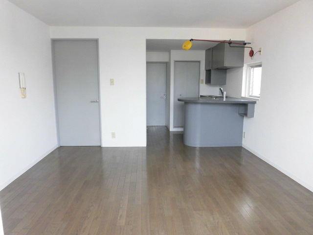 居室・リビング　広々した洋室にカウンターキッチン