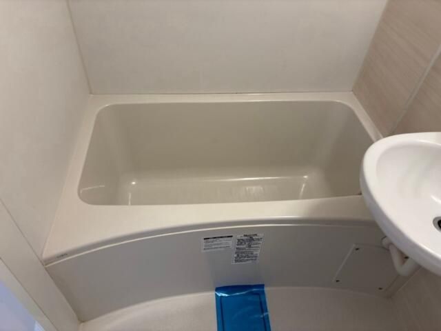 バス・シャワールーム　※同建物内・別タイプの参考写真です。