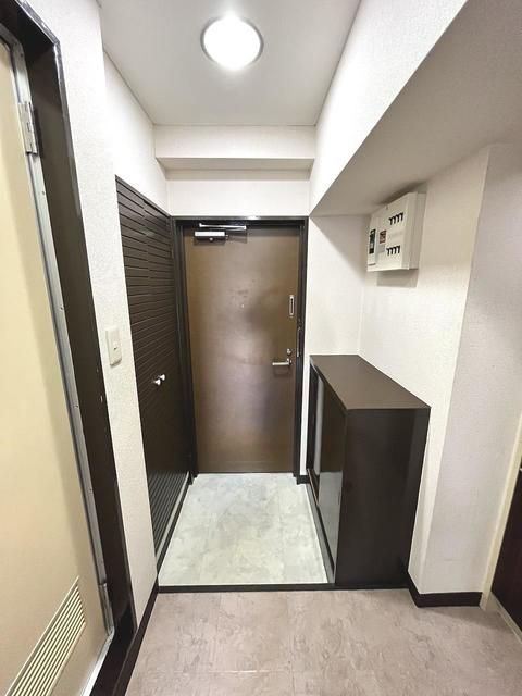 玄関　※同建物内・別タイプの参考写真です。