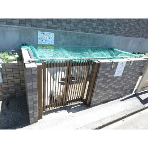 建物外観　ゴミ置き場