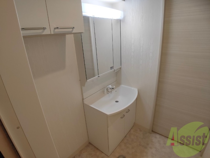 洗面設備　シャンプードレッサーは棚もついていて便利そう！