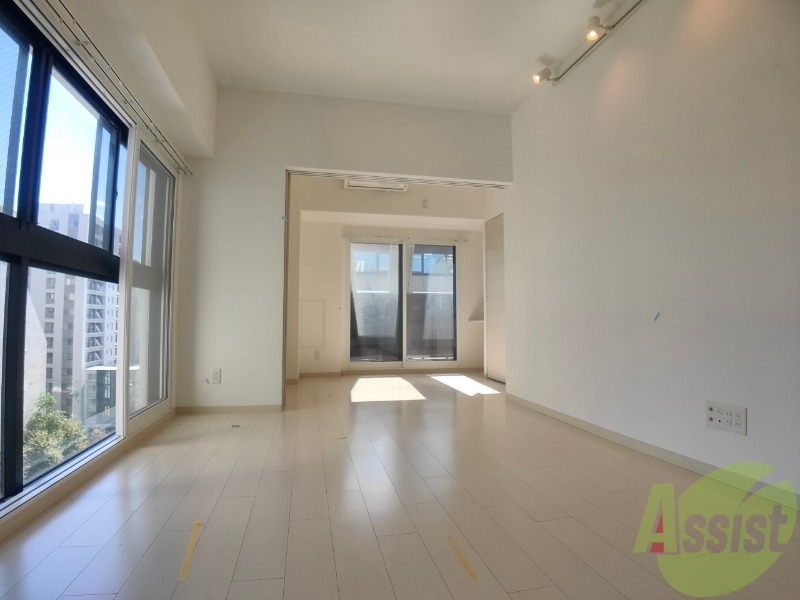 居室・リビング　リビングです。白を基調としていてお部屋全体が明るいですね！