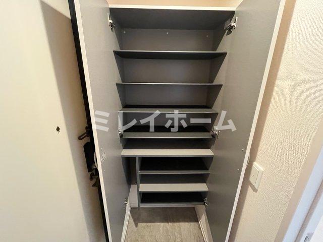 玄関　同建物内、別のお部屋の参考写真になります。