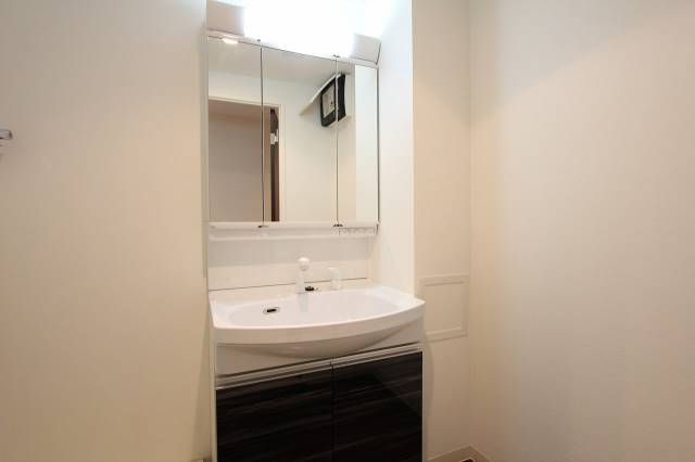 洗面設備　３面鏡が便利な洗面台です。