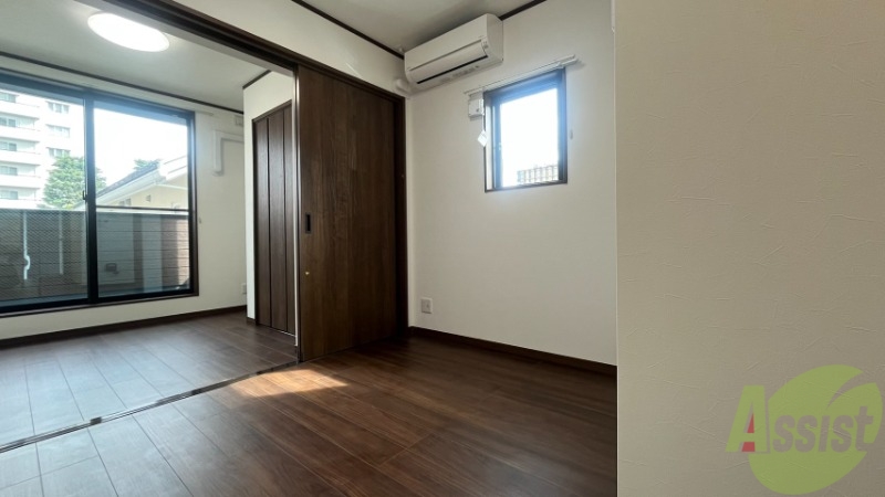 居室・リビング　５．６帖のリビングです。奥には３．２帖の洋室もあります。