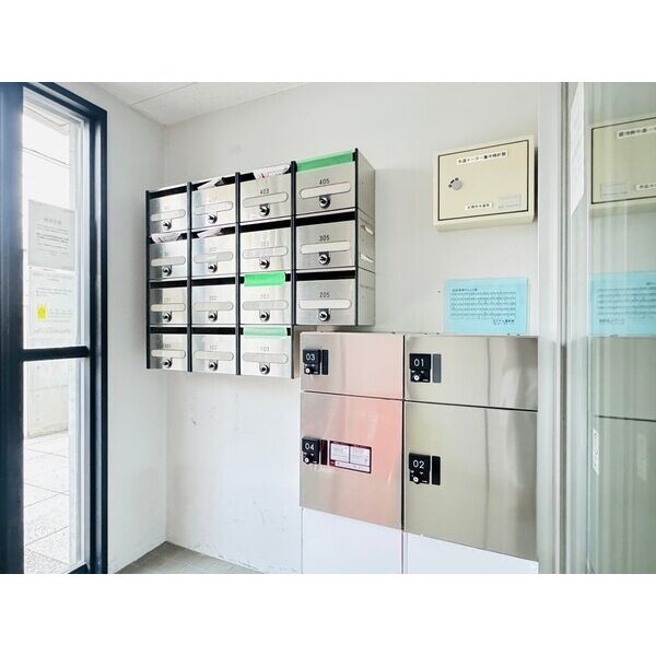 エントランス　宅配ボックス付きのエントランス！不在時の荷物受け取りに便利！