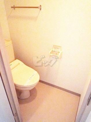 トイレ　嬉しいウォシュレット付きのトイレ！便座温かいですよ♪