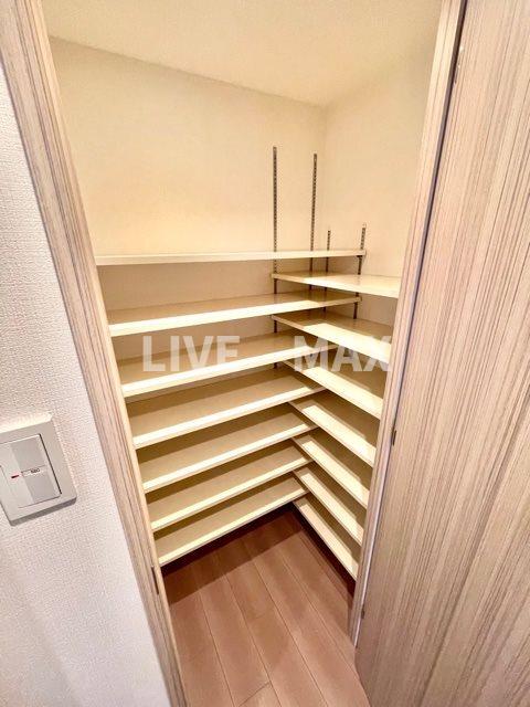 収納　ウォークスルークローゼット