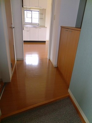 玄関　来客の際にリビングの様子を隠せます。