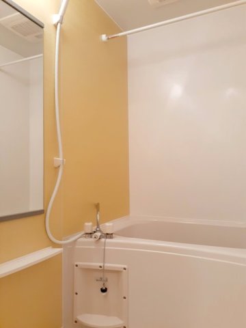 バス・シャワールーム　コンパクトで使いやすいお風呂です