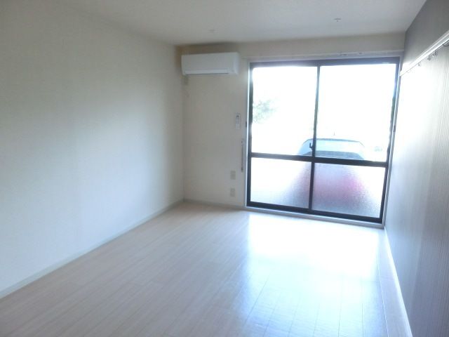 居室・リビング　フローリング張りで明るさのあるお部屋です