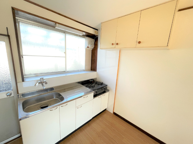 キッチン　窓・戸棚あり