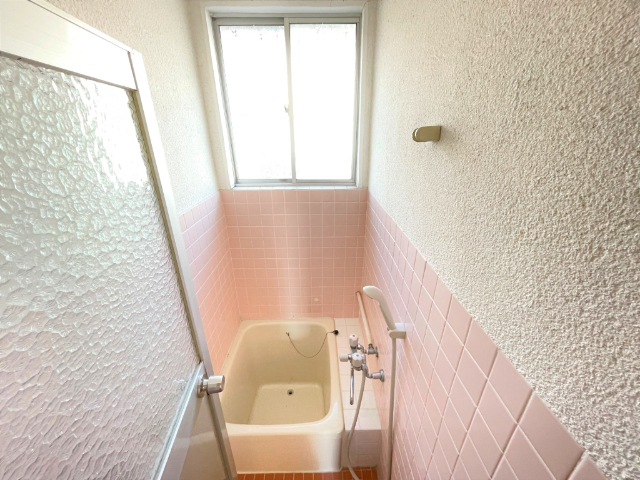 バス・シャワールーム　窓があり換気が出来ます