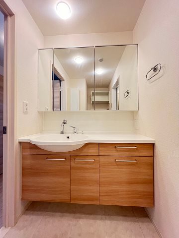 洗面設備　スペースが確保できる洗面所です