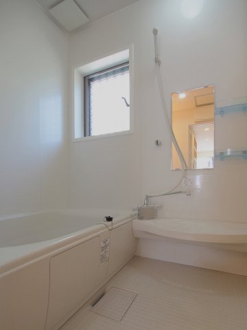 バス・シャワールーム　写真は104号室のものです。ご参考にご覧下さい。