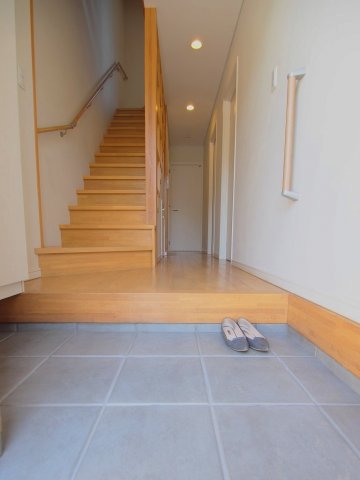 玄関　写真は104号室のものです。ご参考にご覧下さい。