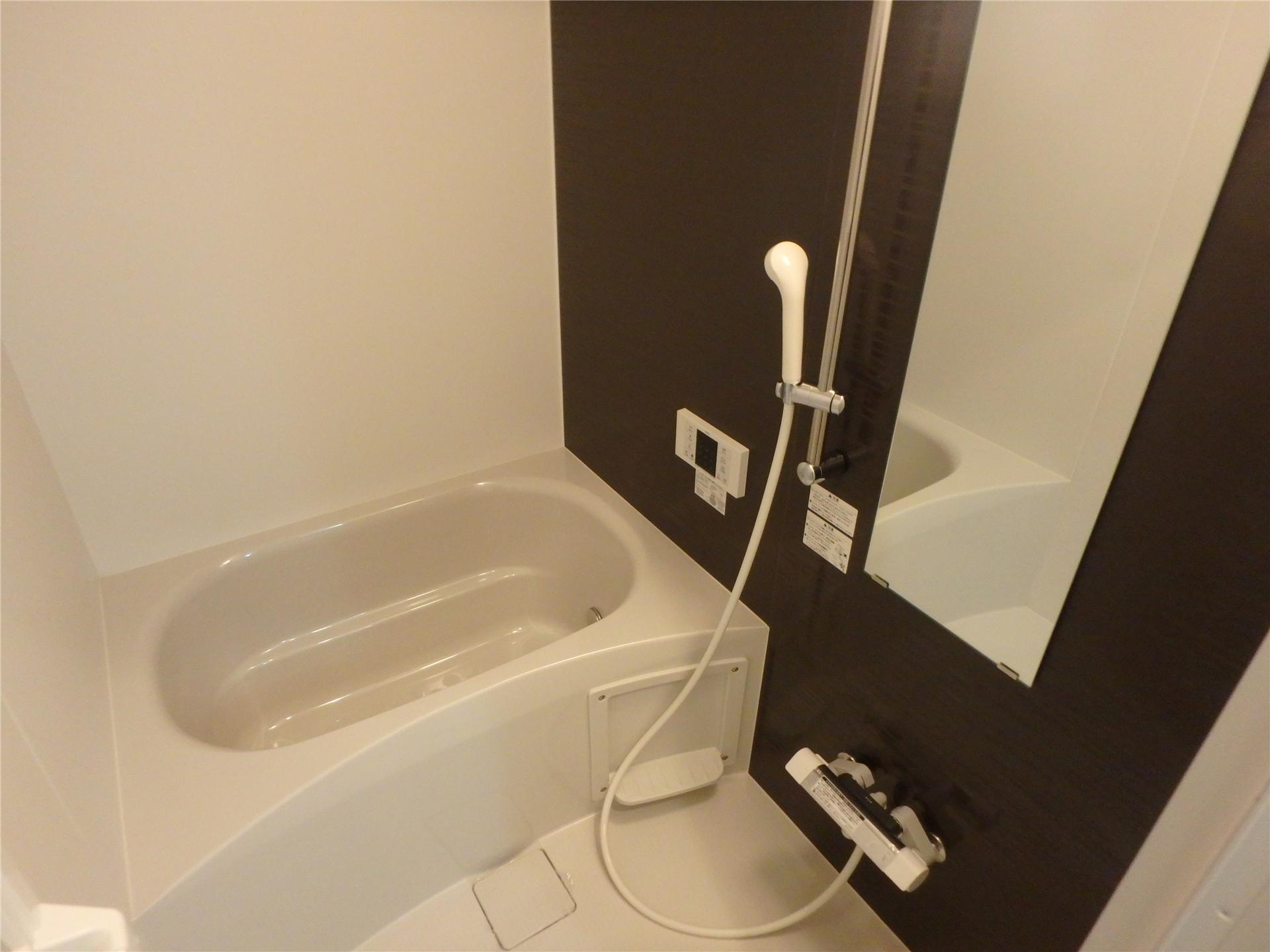 バス・シャワールーム　追焚き・浴室乾燥機付きのバスルームです