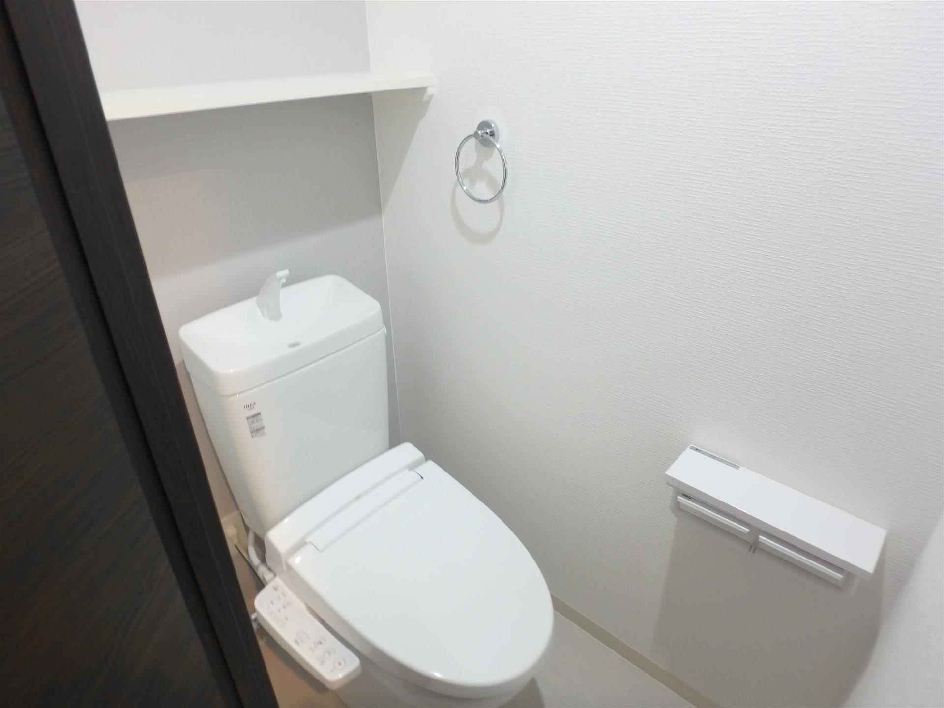 トイレ　トイレットペーパーなどが置ける棚があります