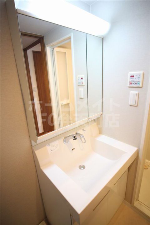 洗面設備　明るい洗面所です