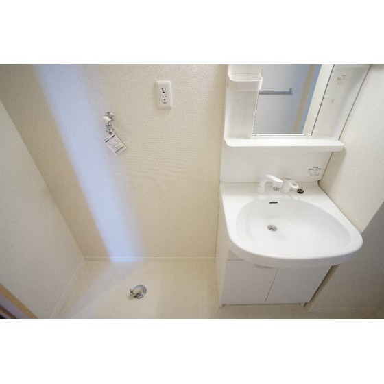 洗面設備　シャンプードレッサー、室内洗濯機置き場あり