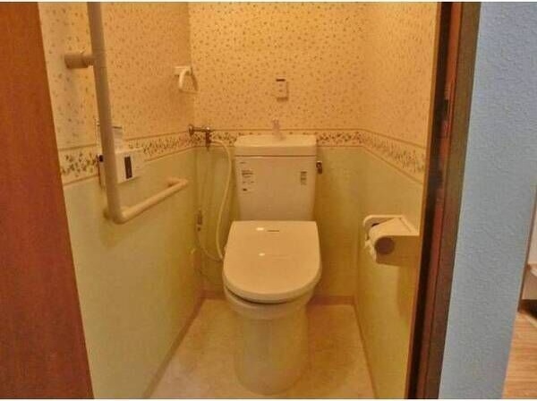 トイレ　嬉しいウォシュレット付きのトイレ！便座温かいですよ♪