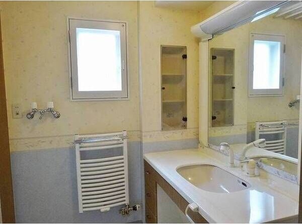 洗面設備　朝の身支度に便利な洗面台です♪