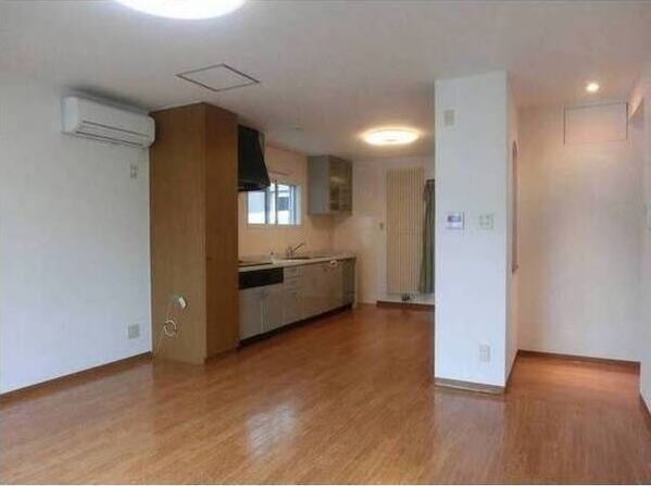 居室・リビング　明るい居間で気持ちまで明るくなりますね！