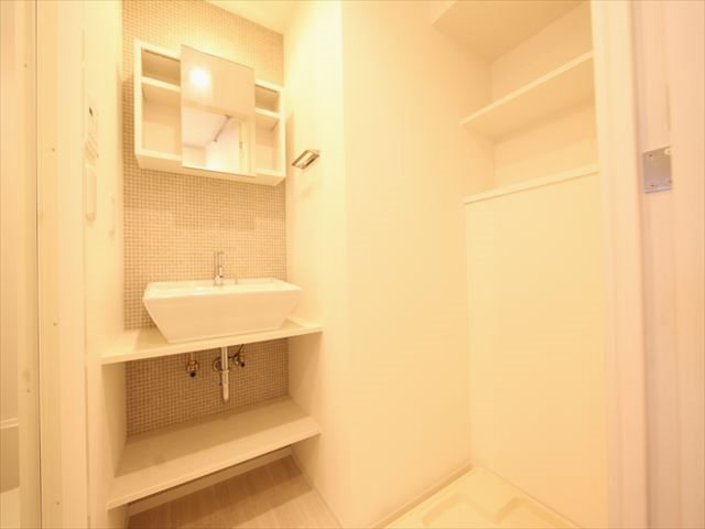 洗面設備　脱衣所　オシャレな独立洗面台　室内洗濯置場