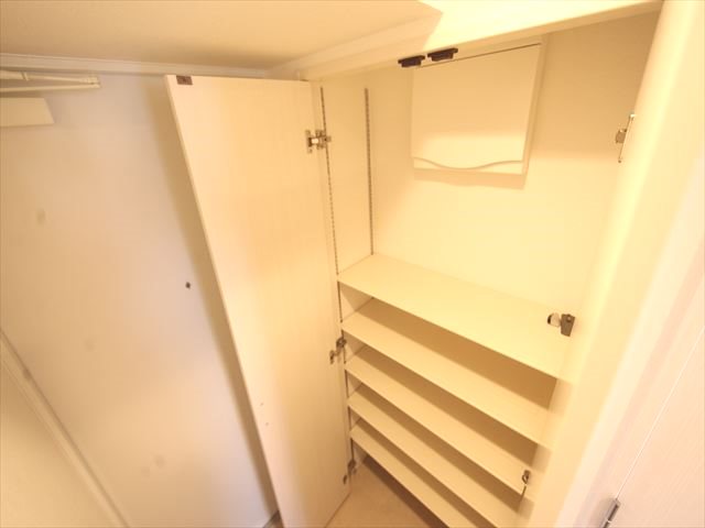 玄関　玄関（シューズボックス完備）